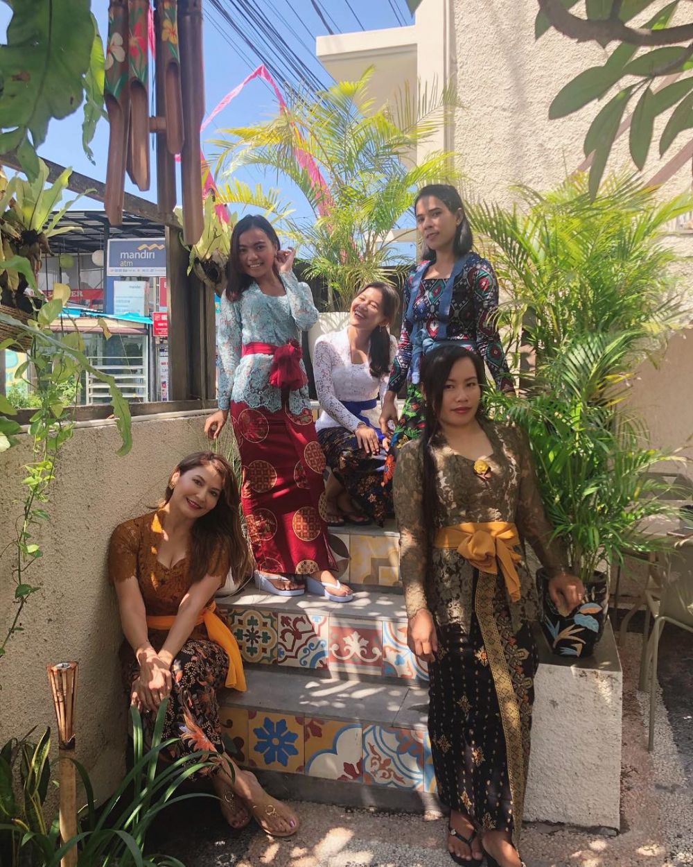 10 Potret Tamara Bleszynski berkebaya Bali, tetap memesona