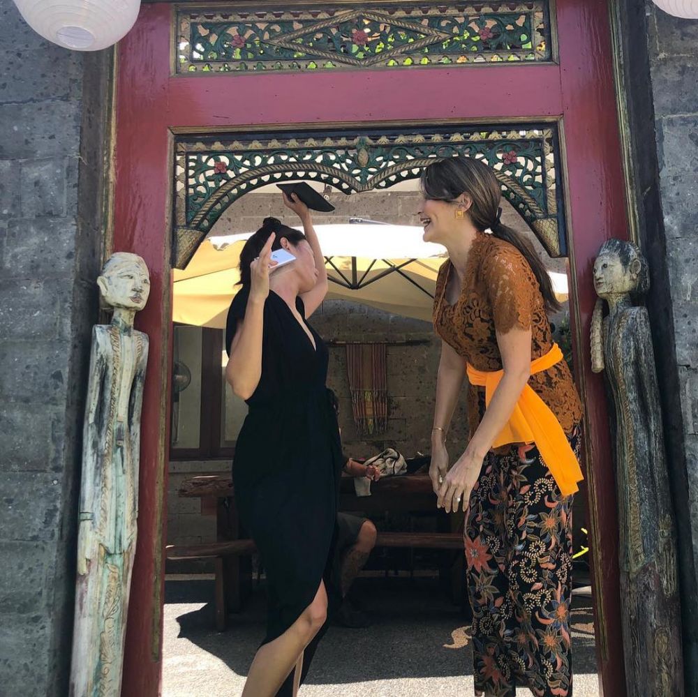 10 Potret Tamara Bleszynski berkebaya Bali, tetap memesona