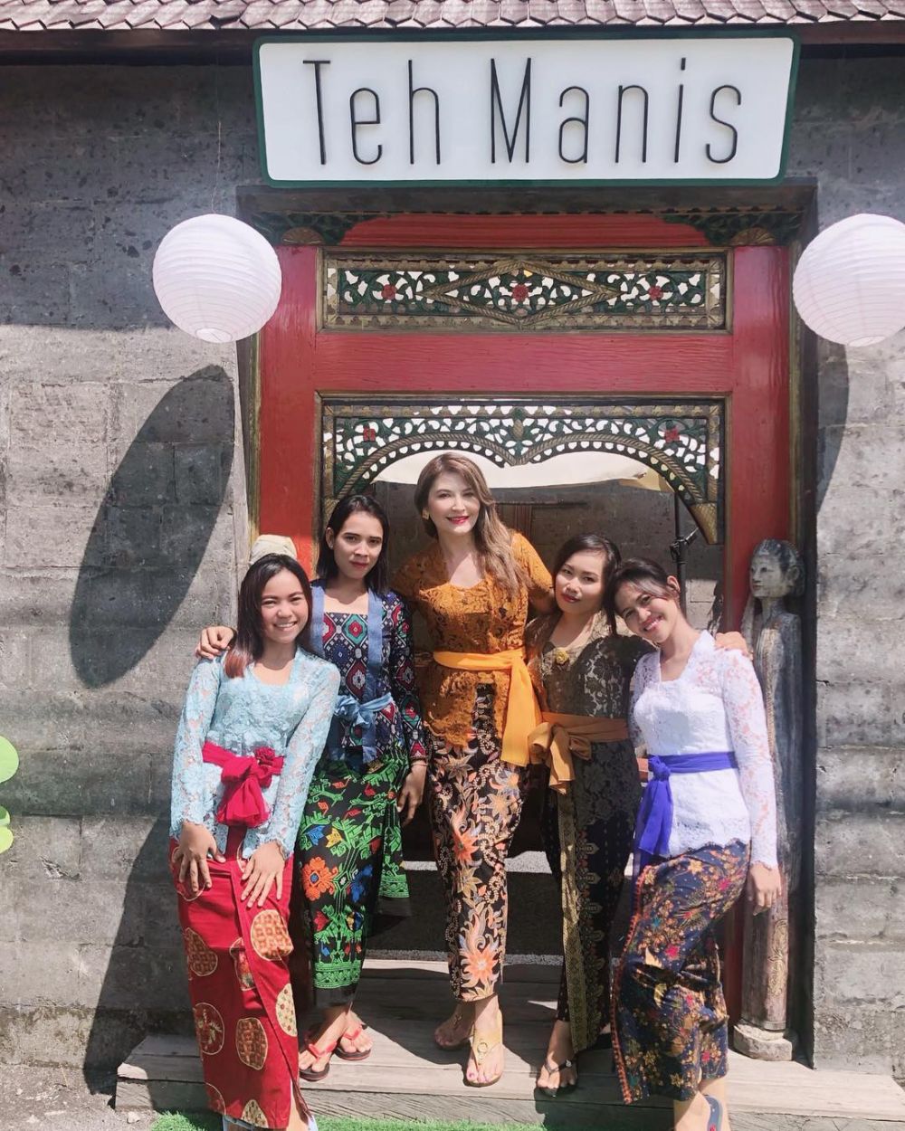 10 Potret Tamara Bleszynski berkebaya Bali, tetap memesona