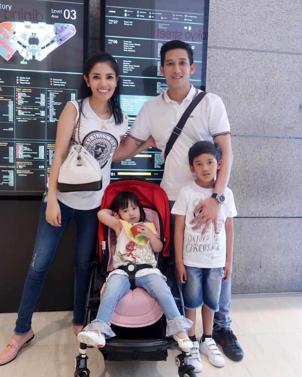 Masuk fashionable moms, ini 10 gaya kece Nindy Ayunda bareng anak