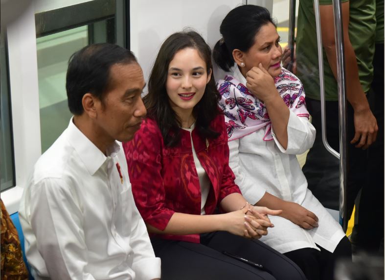 10 Foto Jokowi jajal MRT, tatapan Chelsea Islan bikin gagal fokus