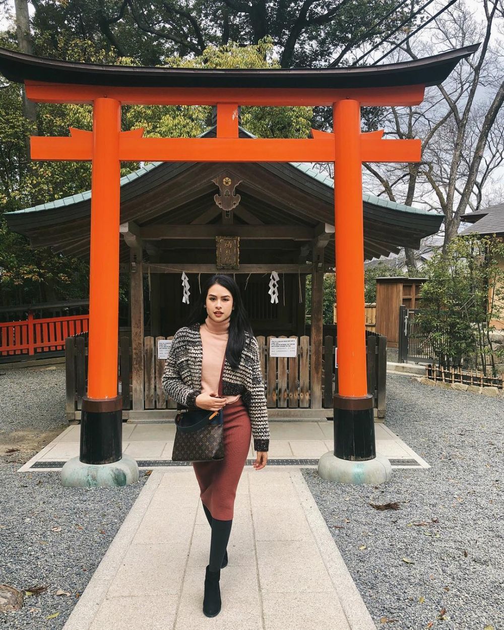 8 Gaya kece liburan Maudy Ayunda sekeluarga & pacar di Jepang