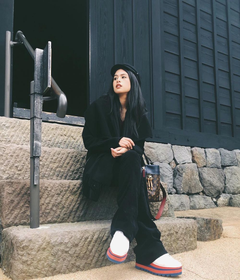 8 Gaya kece liburan Maudy Ayunda sekeluarga & pacar di Jepang