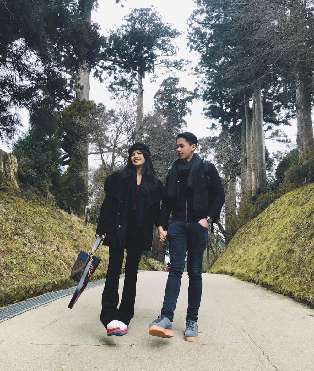 8 Gaya kece liburan Maudy Ayunda sekeluarga & pacar di Jepang