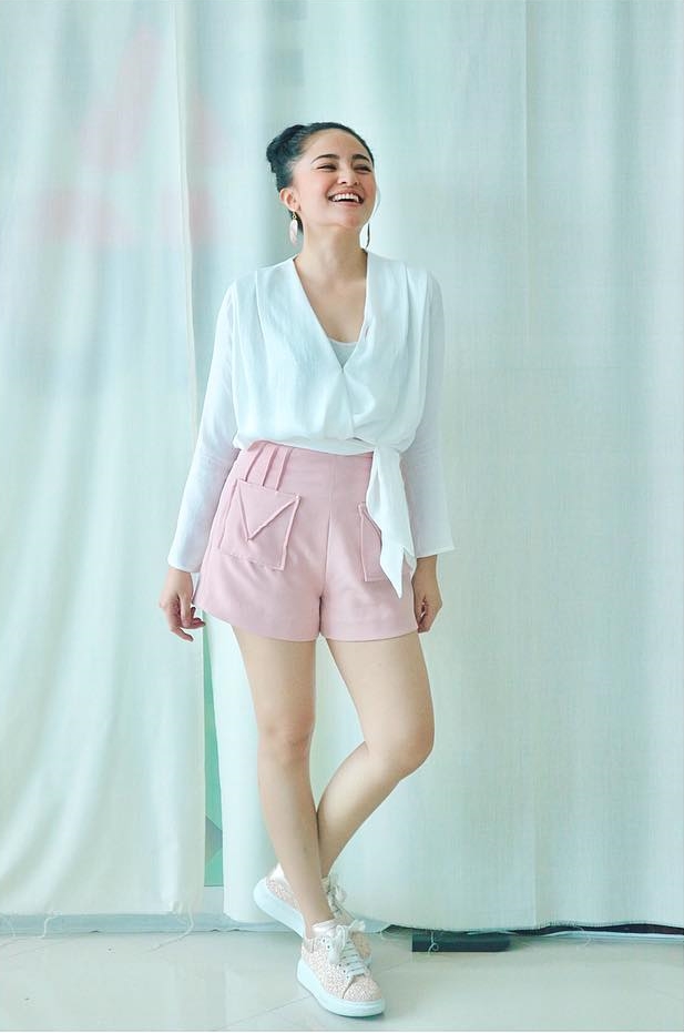 Gaya 12 pesinetron Indonesia pamer kaki mulus, ada Marshanda