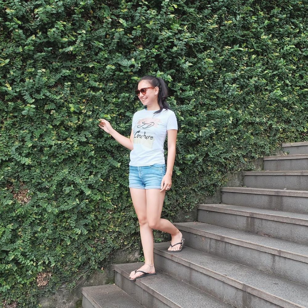 Gaya 12 pesinetron Indonesia pamer kaki mulus, ada Marshanda