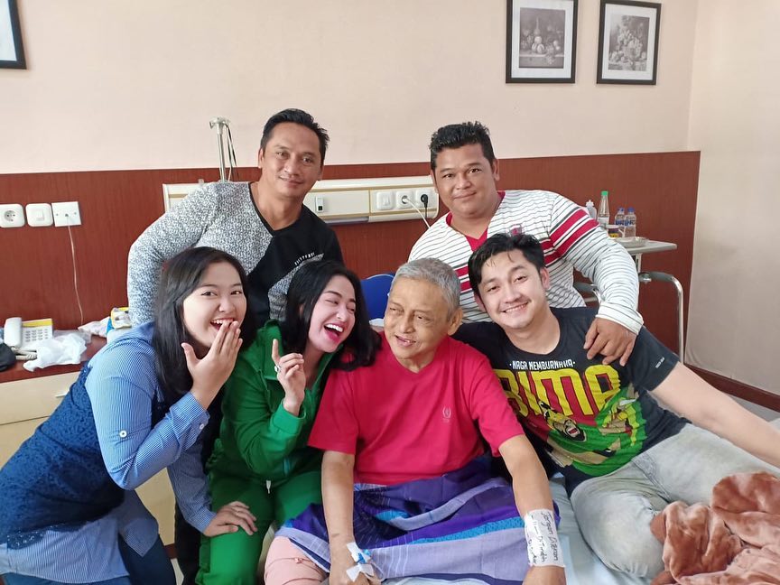 8 Momen Dewi Perssik jenguk ayahnya yang sedang sakit di Jember