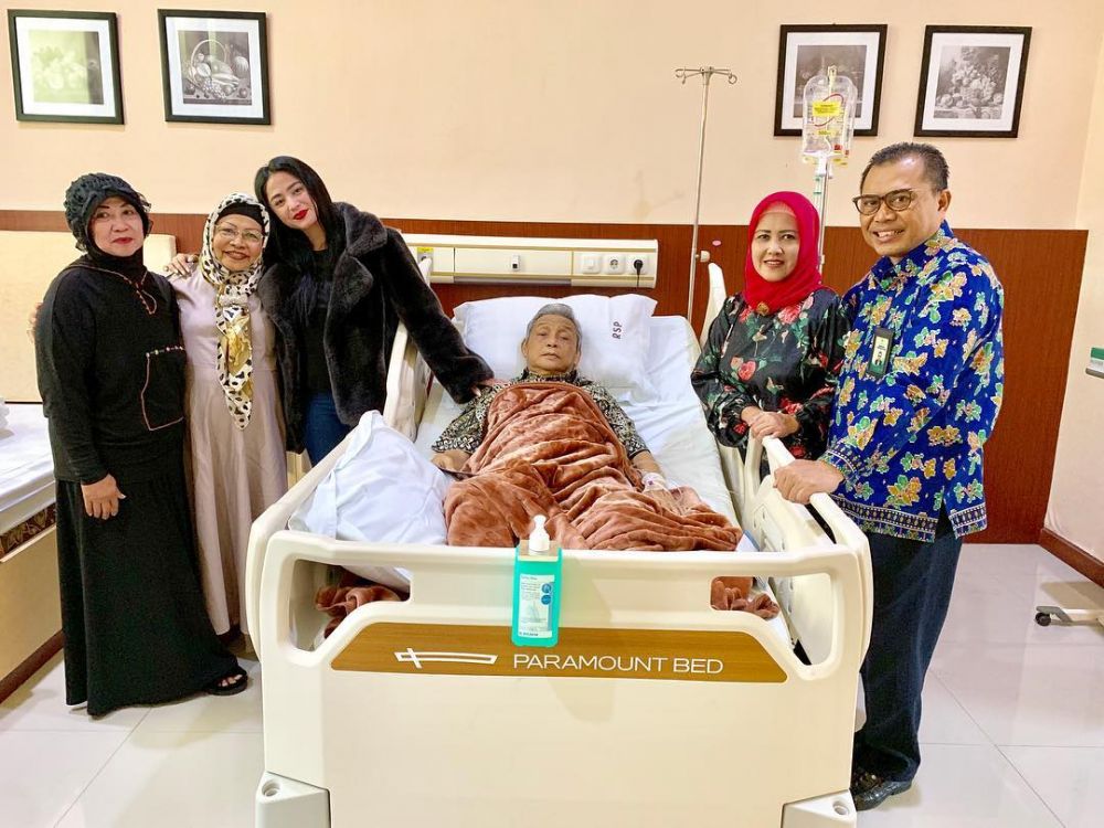 8 Momen Dewi Perssik jenguk ayahnya yang sedang sakit di Jember