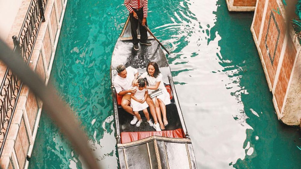 10 Momen mesra Siti Badriah & Krisjiana liburan bareng, so sweet