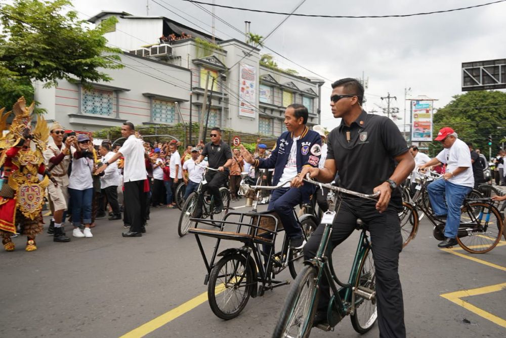 10 Momen Jokowi di Jogja, ngontel dan nyanyi bareng God Bless