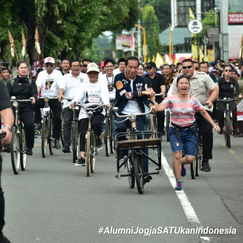 10 Momen Jokowi di Jogja, ngontel dan nyanyi bareng God Bless
