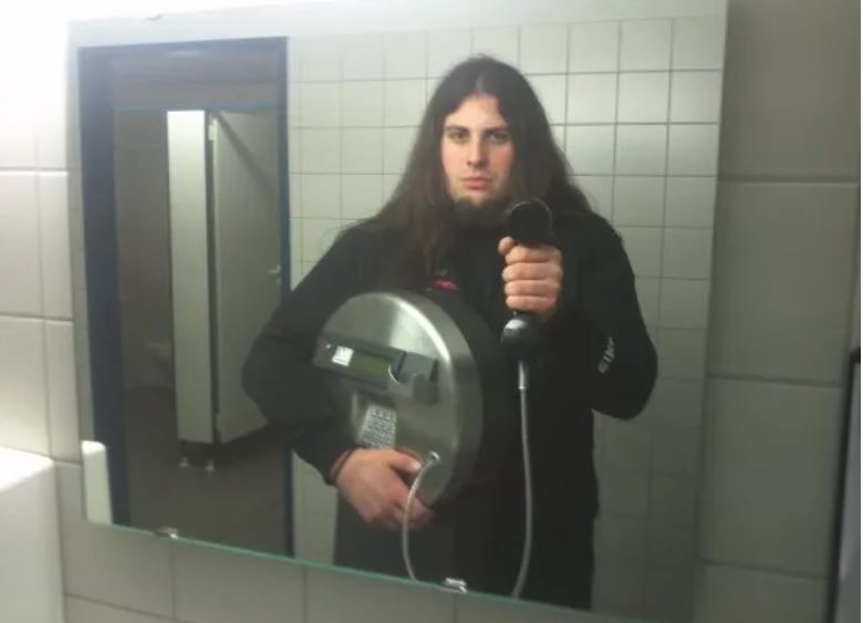 10 Kelakuan kocak orang foto di kaca ini bikin nggak abis pikir