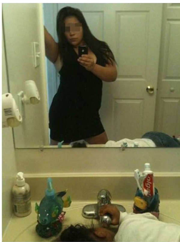 10 Kelakuan kocak orang foto di kaca ini bikin nggak abis pikir