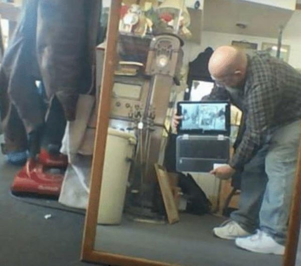 10 Kelakuan kocak orang foto di kaca ini bikin nggak abis pikir