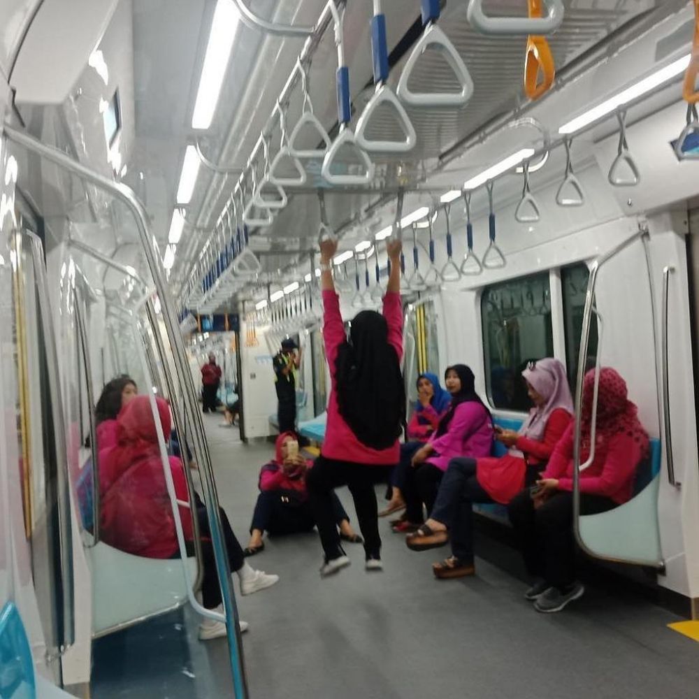 5 Potret penumpang saat uji coba MRT ini bikin miris