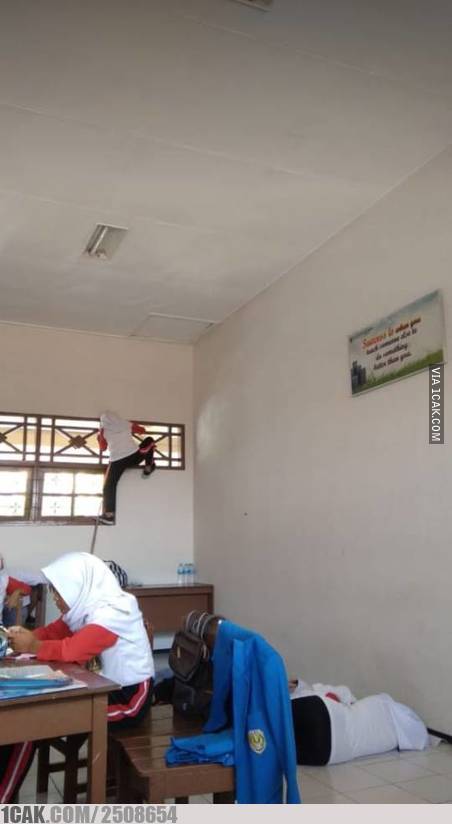 12 Tingkah absurd siswi sekolah ini bikin tepuk jidat