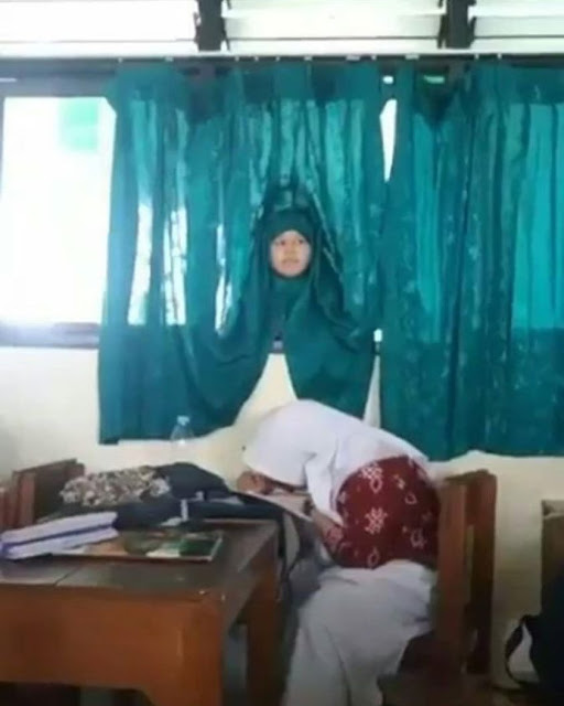 12 Tingkah absurd siswi sekolah ini bikin tepuk jidat