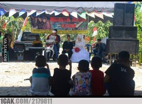 12 Foto lucu resepsi low budget ini mengundang senyum