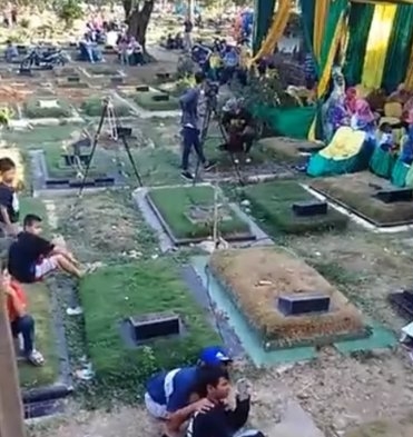 12 Foto lucu resepsi low budget ini mengundang senyum