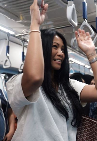 Gaya 10 seleb naik MRT Jakarta, ada yang sambil momong anak
