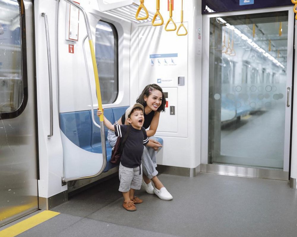Gaya 10 seleb naik MRT Jakarta, ada yang sambil momong anak