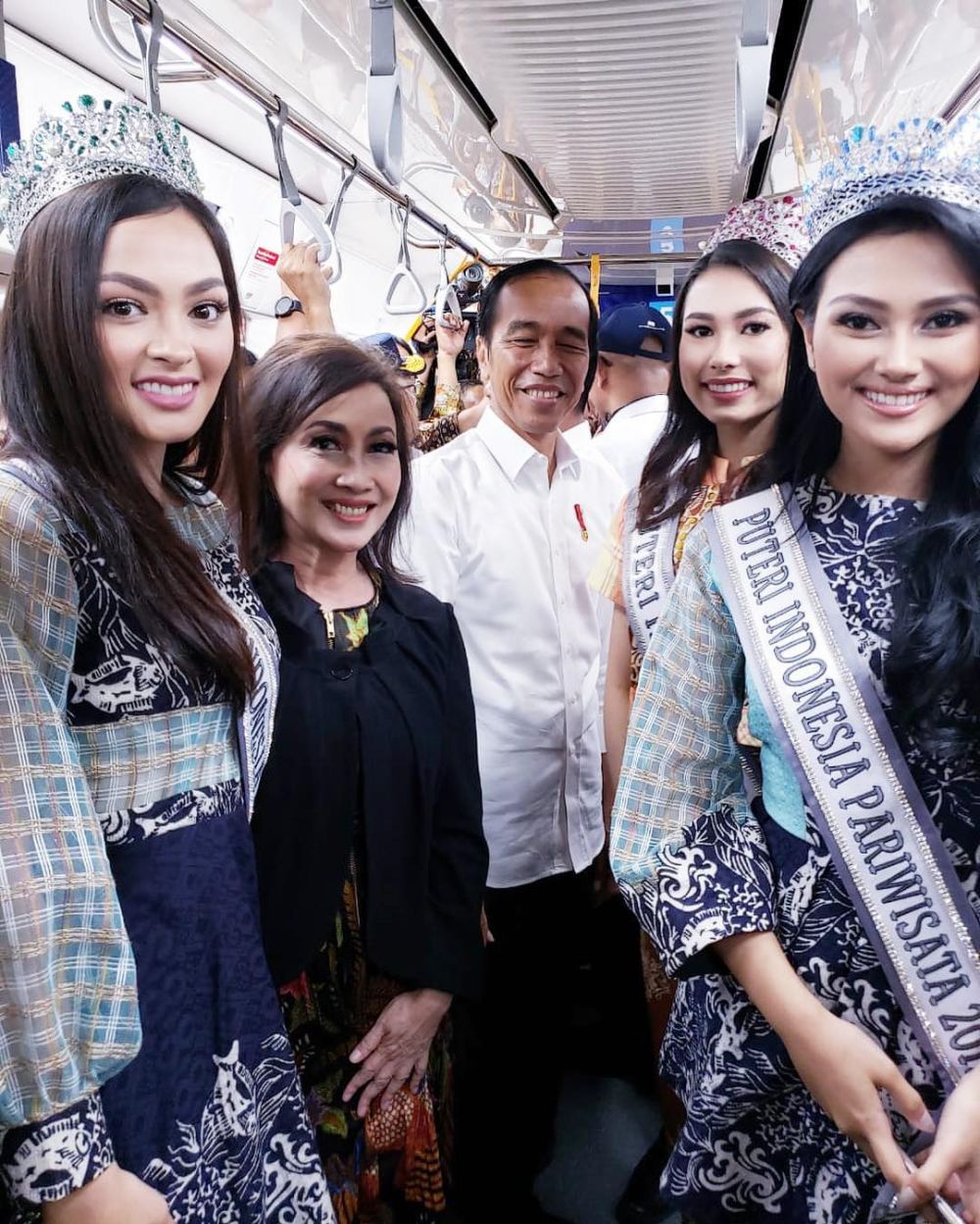 Gaya 10 seleb naik MRT Jakarta, ada yang sambil momong anak