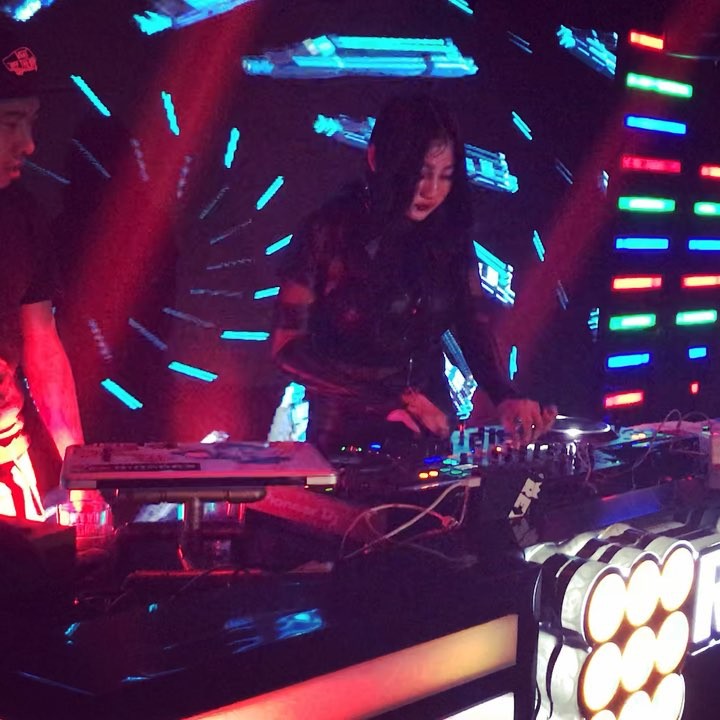 10 Aksi Pamela Safitri di atas panggung, gayanya bikin melongo