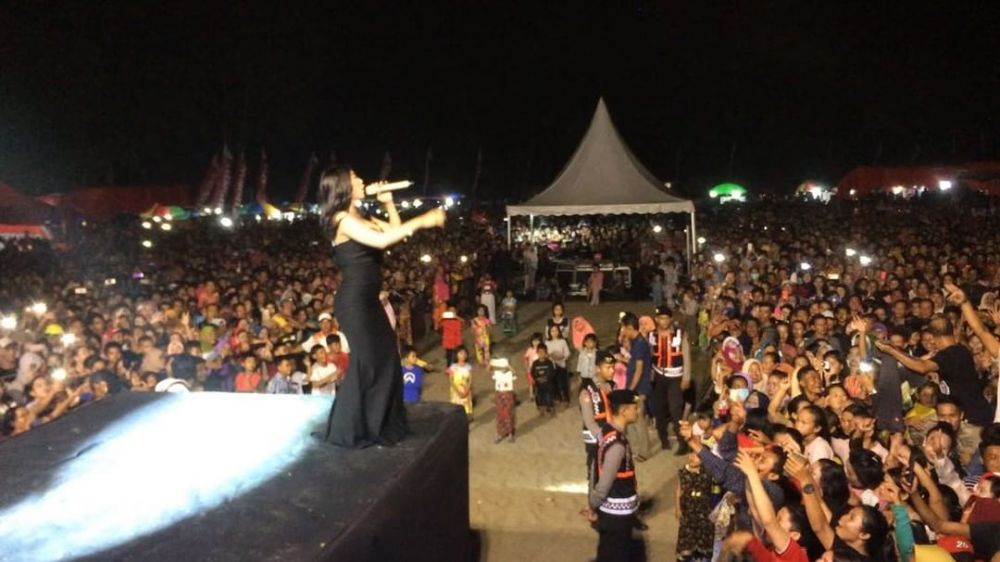 10 Aksi Pamela Safitri di atas panggung, gayanya bikin melongo