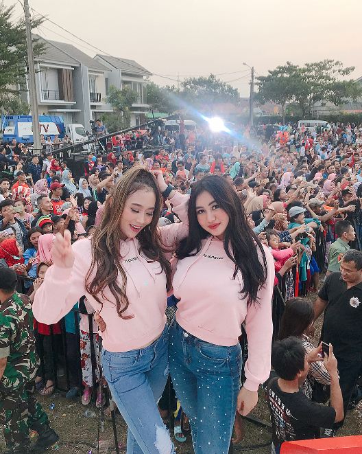 10 Aksi Pamela Safitri di atas panggung, gayanya bikin melongo