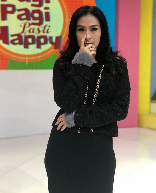 10 Gaya Iis Dahlia jadi host acara talkshow, tak tampak umur 46