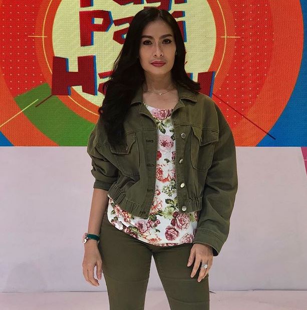 10 Gaya Iis Dahlia jadi host acara talkshow, tak tampak umur 46