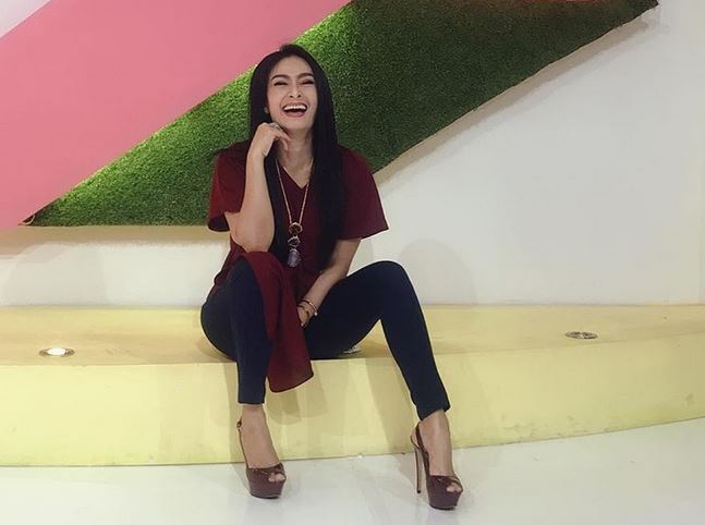 10 Gaya Iis Dahlia jadi host acara talkshow, tak tampak umur 46