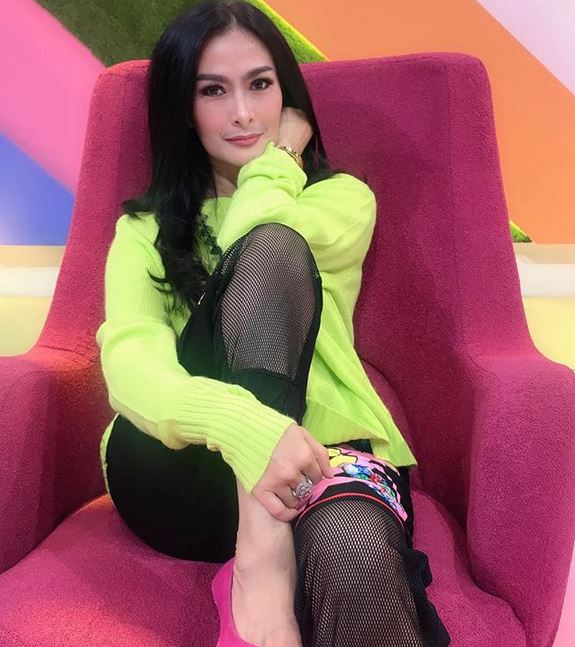 10 Gaya Iis Dahlia jadi host acara talkshow, tak tampak umur 46