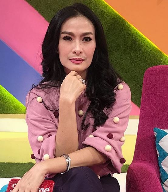 10 Gaya Iis Dahlia jadi host acara talkshow, tak tampak umur 46