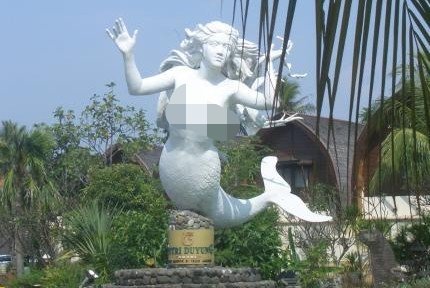 10 Meme lucu patung Putri Duyung diberi kemben ini bikin ngakak