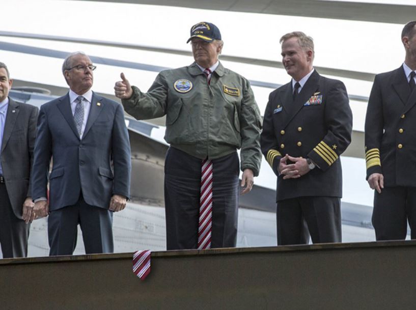 12 Foto editan Donald Trump pakai dasi panjang ini bikin gagal fokus