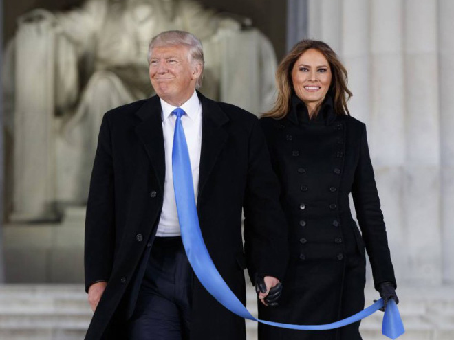 12 Foto editan Donald Trump pakai dasi panjang ini bikin gagal fokus