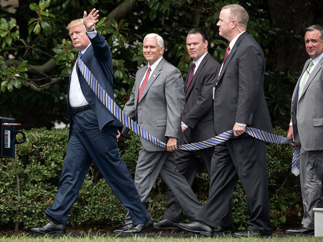 12 Foto editan Donald Trump pakai dasi panjang ini bikin gagal fokus