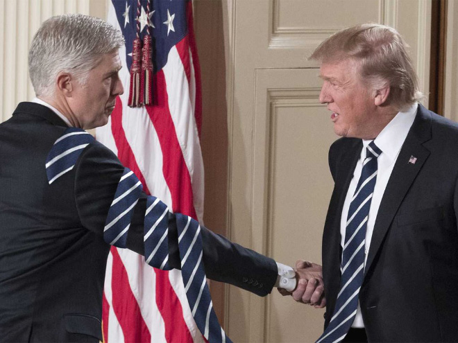 12 Foto editan Donald Trump pakai dasi panjang ini bikin gagal fokus
