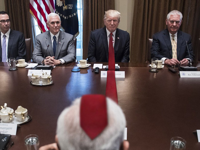 12 Foto editan Donald Trump pakai dasi panjang ini bikin gagal fokus
