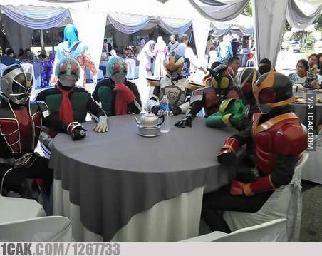 12 Momen absurd waktu lagi kondangan ini bikin mikir keras