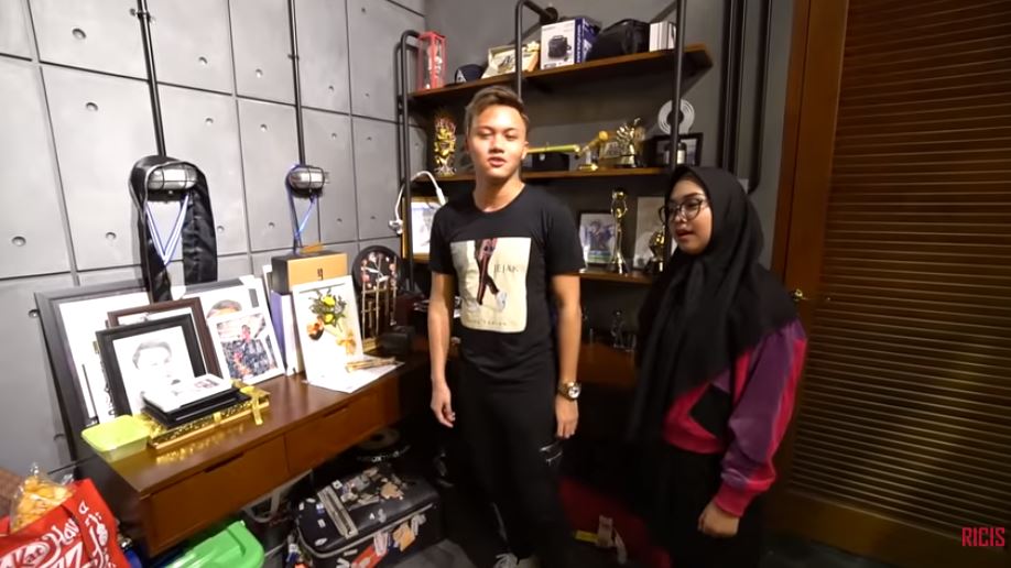 8 Potret kamar tidur Rizky Febian, penuh koleksi sepatu mahal
