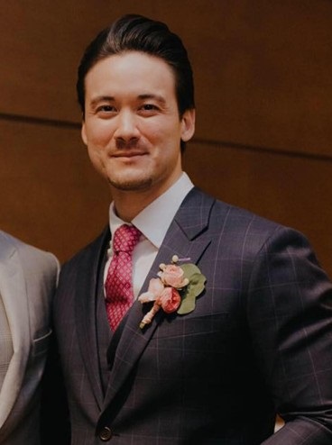 Cowok ganteng lagi baca buku di MRT ini viral