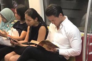 Cowok ganteng lagi baca buku di MRT ini viral