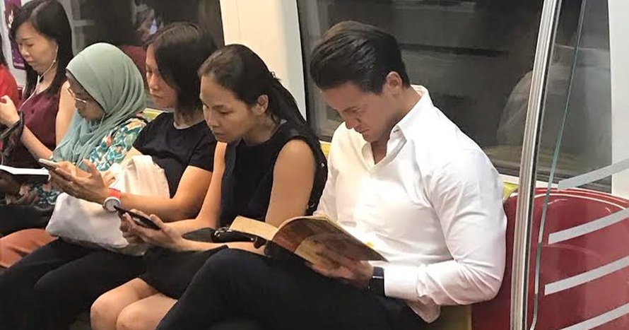 Cowok ganteng lagi baca buku di MRT ini viral