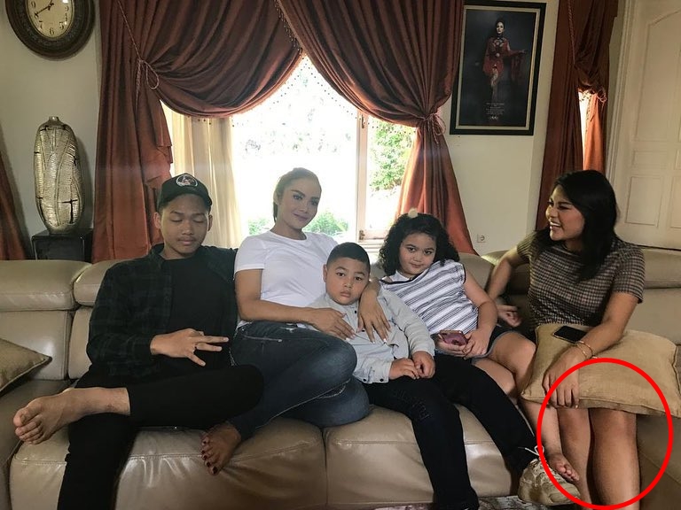 Krisdayanti foto bareng empat anaknya, kaki Aurel bikin salah fokus