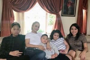 Krisdayanti foto bareng empat anaknya, kaki Aurel bikin salah fokus