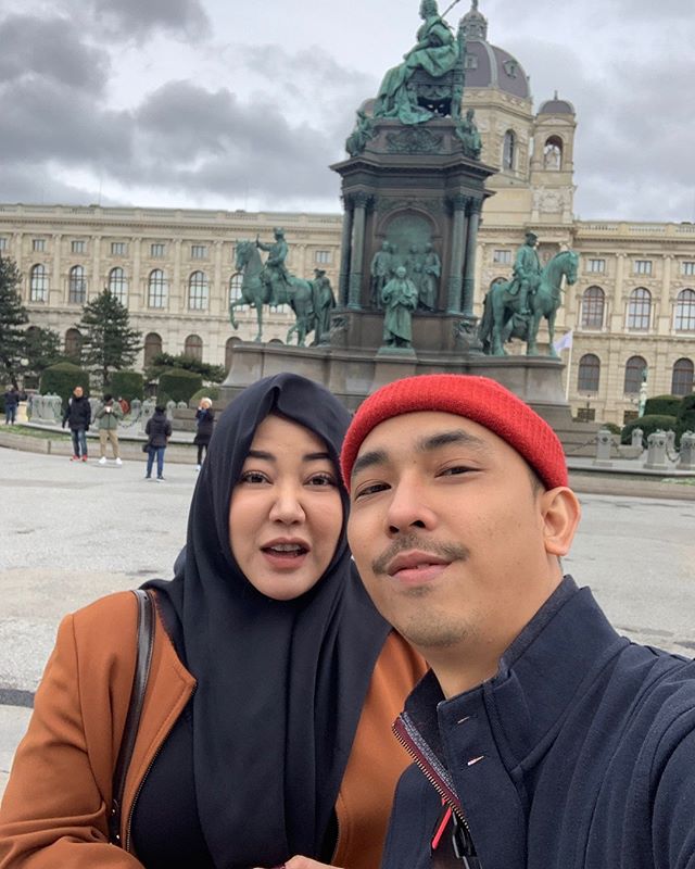 11 Potret bulan madu Risa Saraswati & suami di Eropa, cari drakula