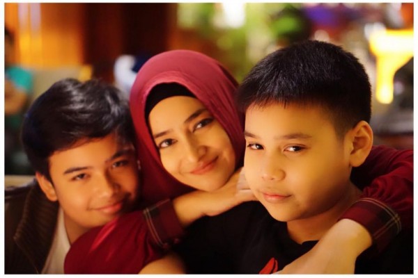 10 Potret Cindy Fatikasari dan anak kembarnya, bak teman sebaya