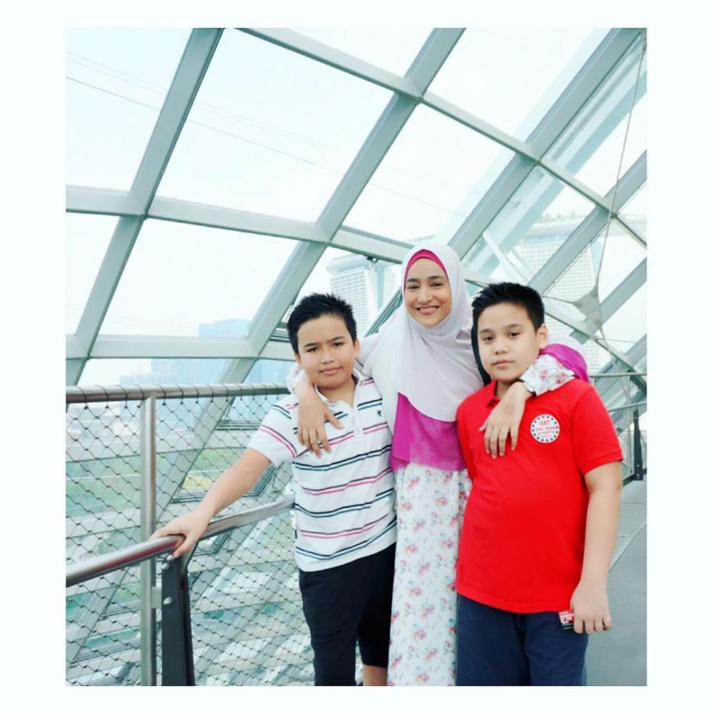 10 Potret Cindy Fatikasari dan anak kembarnya, bak teman sebaya